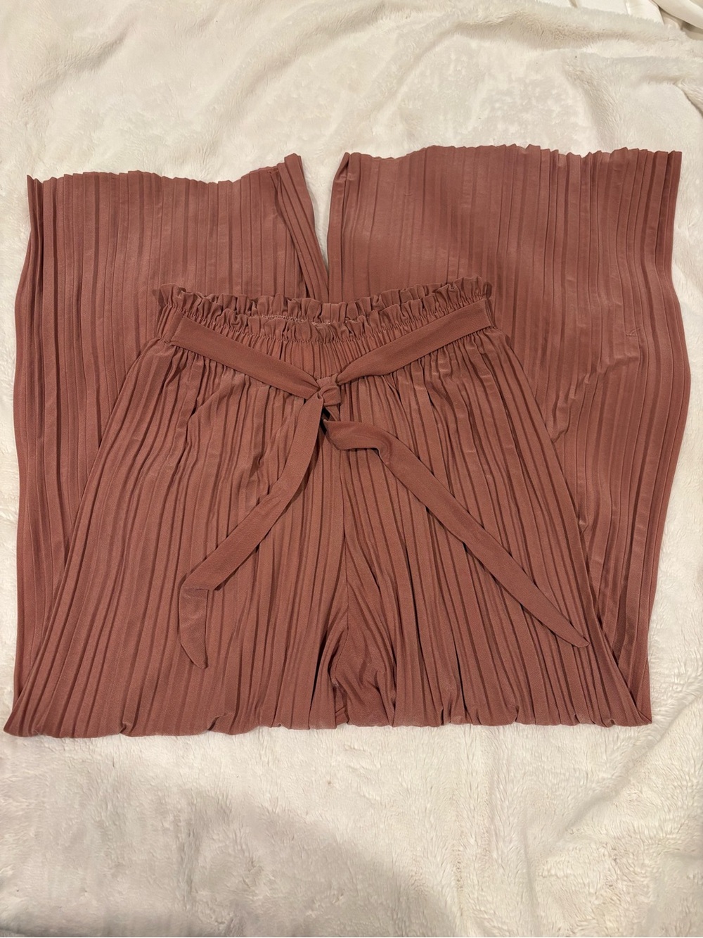 Stretchy Wide-Leg Mauve Pleated Pants
